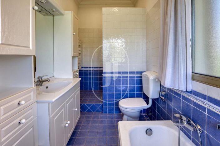 Image No.8-6 Bed House for sale