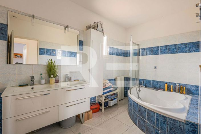 Image No.2-4 Bed House for sale