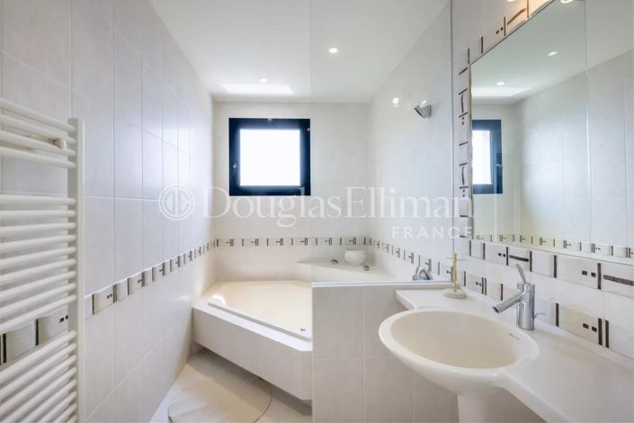 Image No.11-4 Bed House for sale