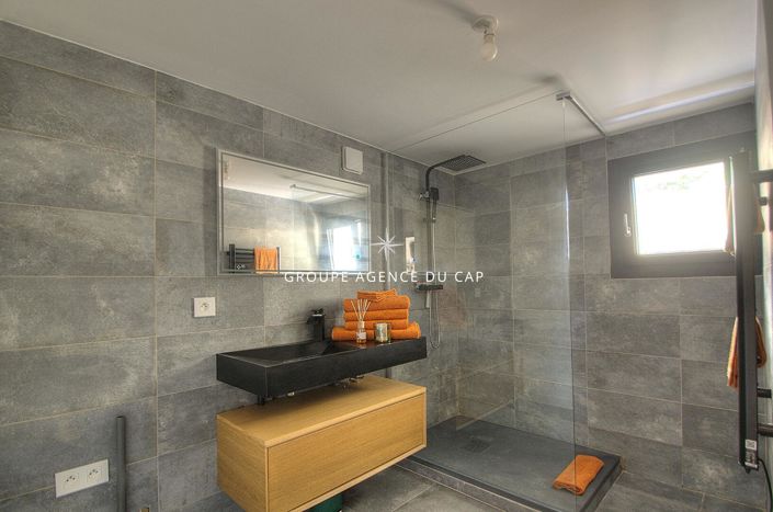 Image No.18-5 Bed House for sale