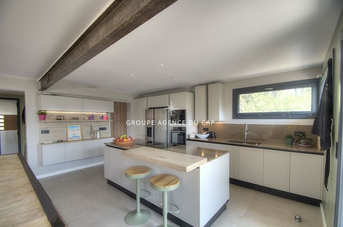 Image No.6-5 Bed House for sale