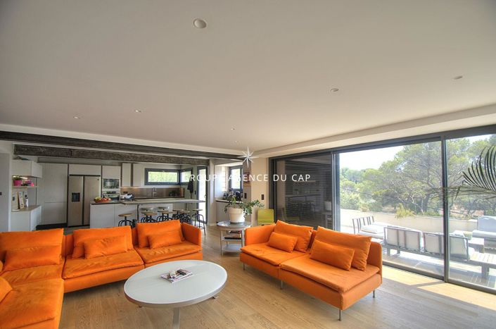 Image No.7-5 Bed House for sale