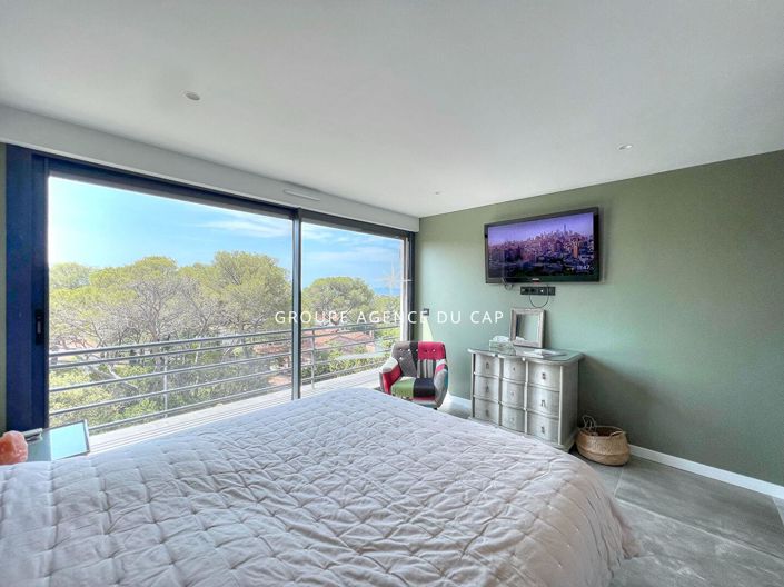 Image No.8-5 Bed House for sale