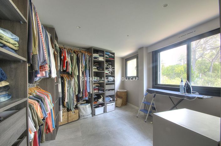 Image No.9-5 Bed House for sale