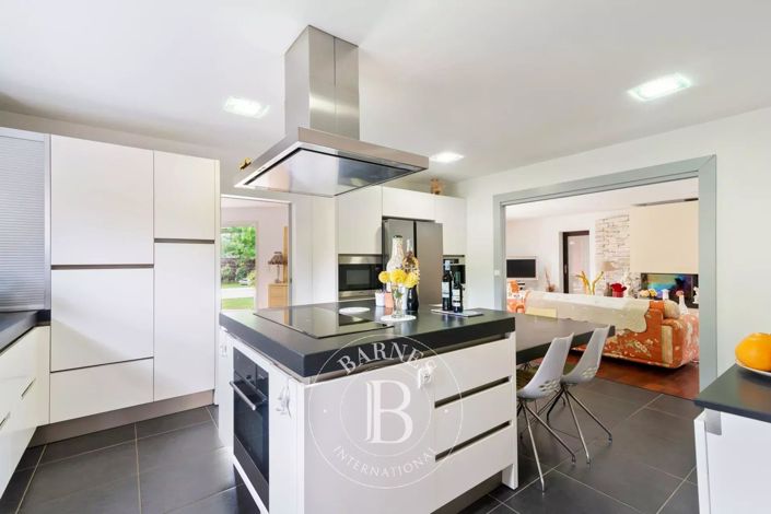 Image No.12-5 Bed House for sale