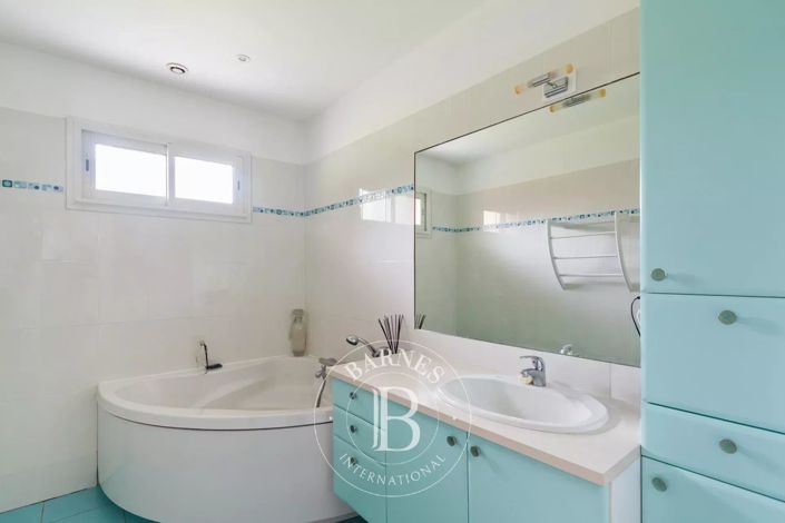 Image No.17-5 Bed House for sale