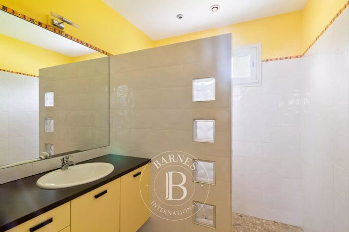 Image No.18-5 Bed House for sale