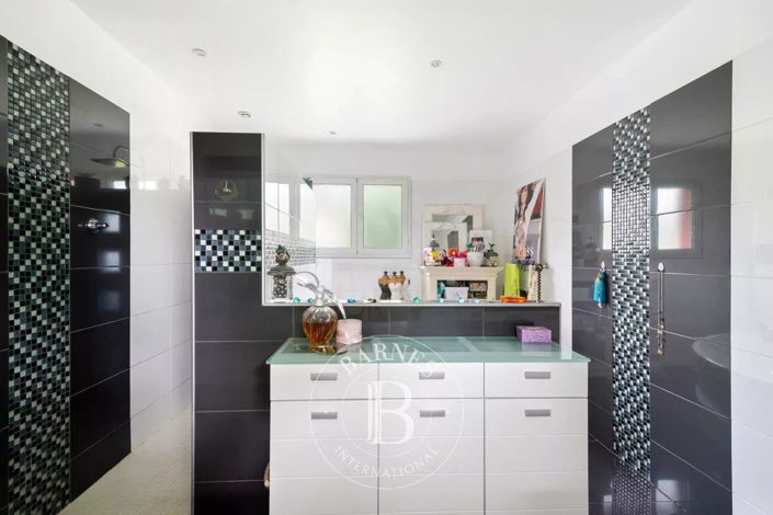 Image No.21-5 Bed House for sale