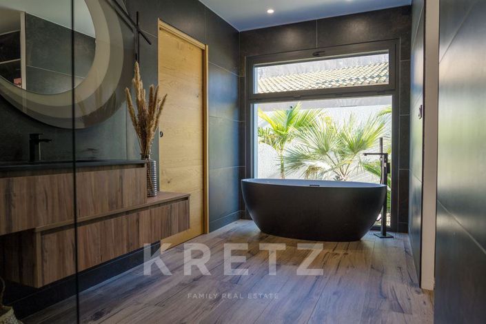 Image No.10-7 Bed Property for sale