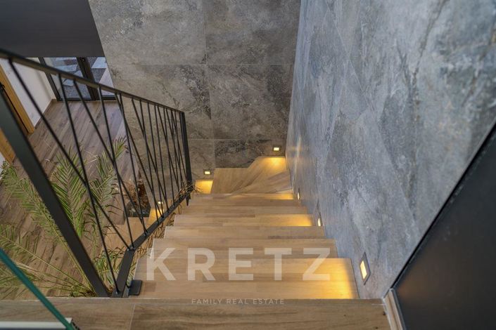 Image No.11-7 Bed Property for sale