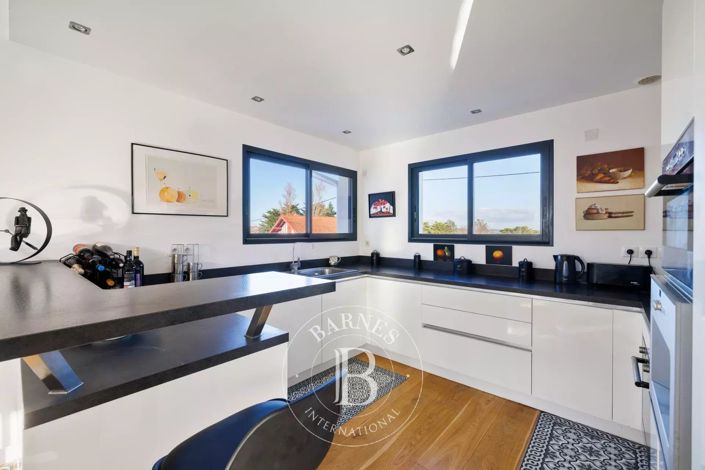 Image No.11-3 Bed House for sale