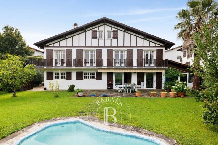 Image No.1-6 Bed House for sale
