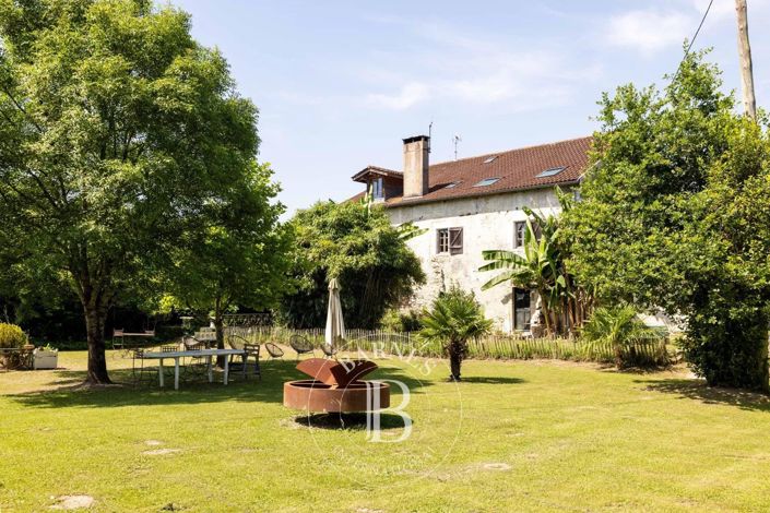 Image No.8-6 Bed House for sale