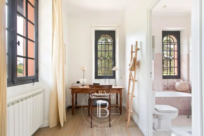 Image No.24-7 Bed House for sale