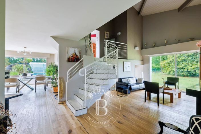 Image No.1-5 Bed House for sale
