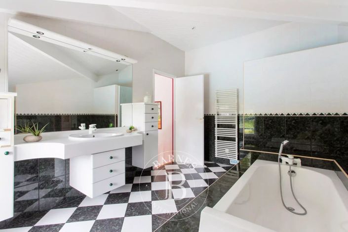 Image No.10-5 Bed House for sale