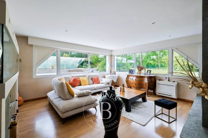 Image No.6-5 Bed House for sale