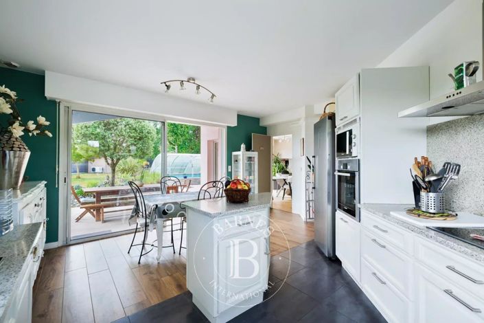 Image No.8-5 Bed House for sale