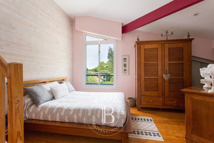 Image No.9-5 Bed House for sale