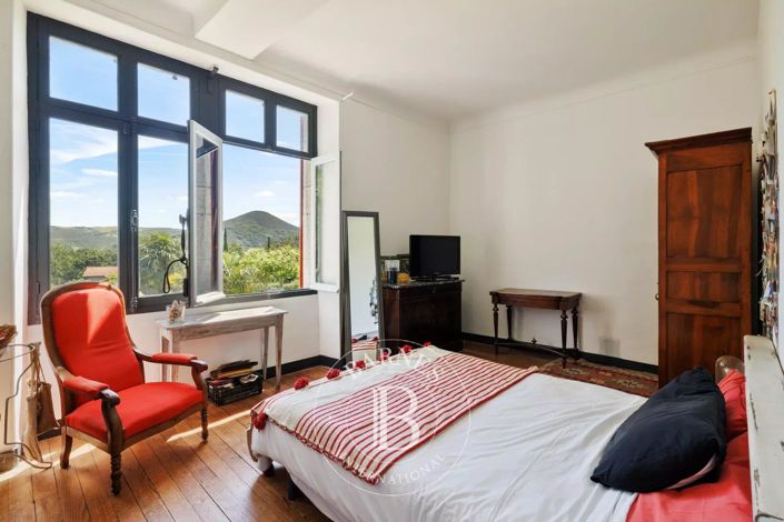 Image No.9-4 Bed House for sale