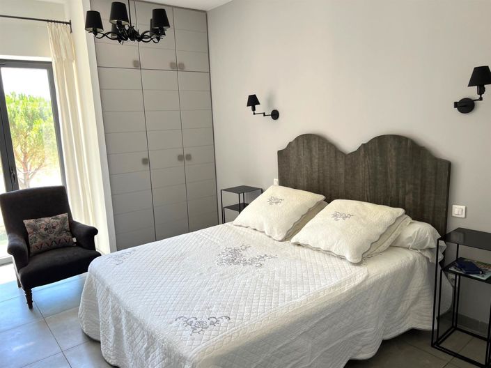 Image No.16-15 Bed Property for sale