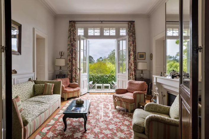 Image No.9-6 Bed House for sale