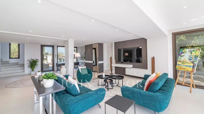 Image No.10-3 Bed House for sale