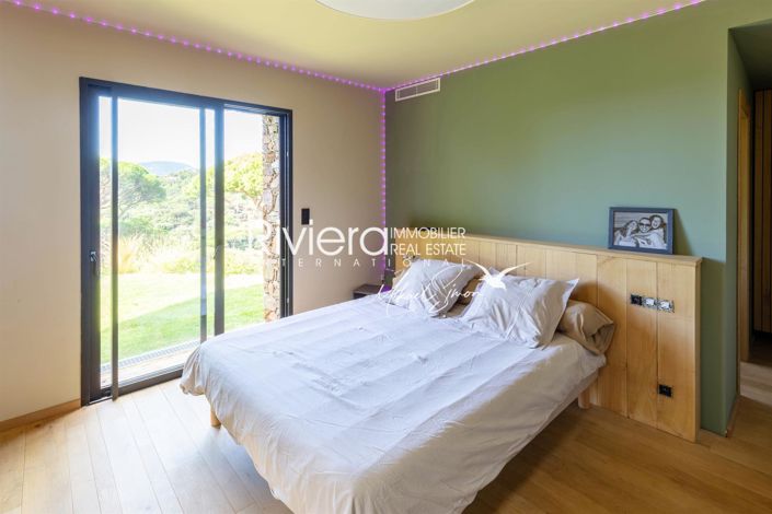 Image No.25-6 Bed House for sale