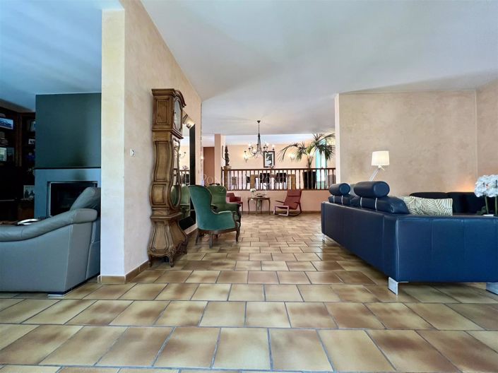 Image No.18-5 Bed House for sale