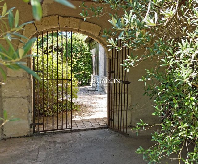 Image No.1-8 Bed House for sale