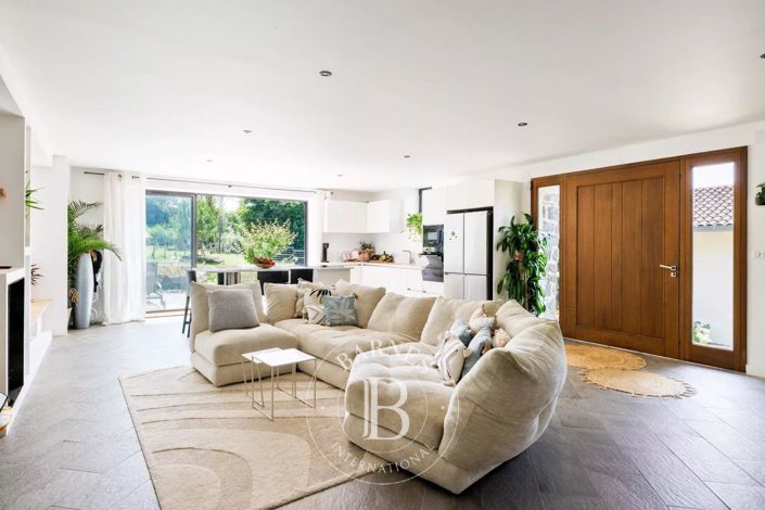 Image No.18-5 Bed House for sale