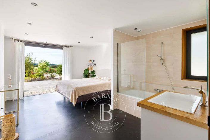 Image No.9-5 Bed House for sale