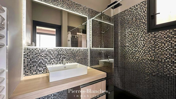 Image No.8-5 Bed House for sale