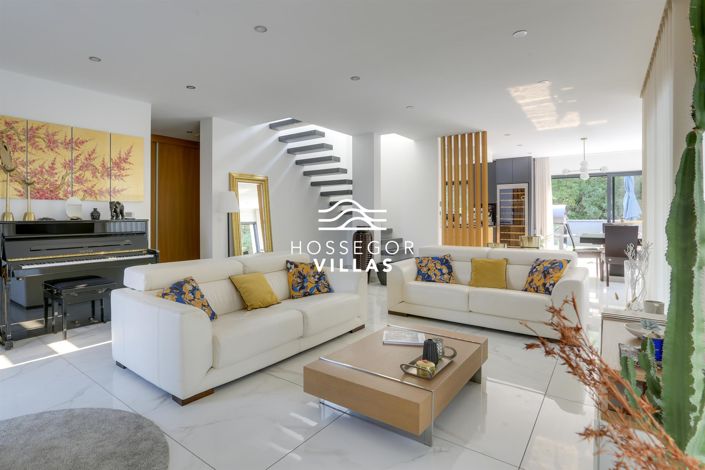 Image No.3-4 Bed House for sale