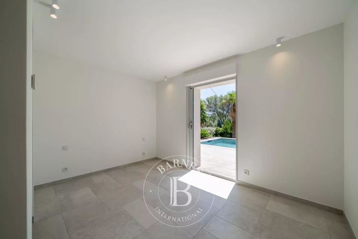 Image No.6-4 Bed House for sale