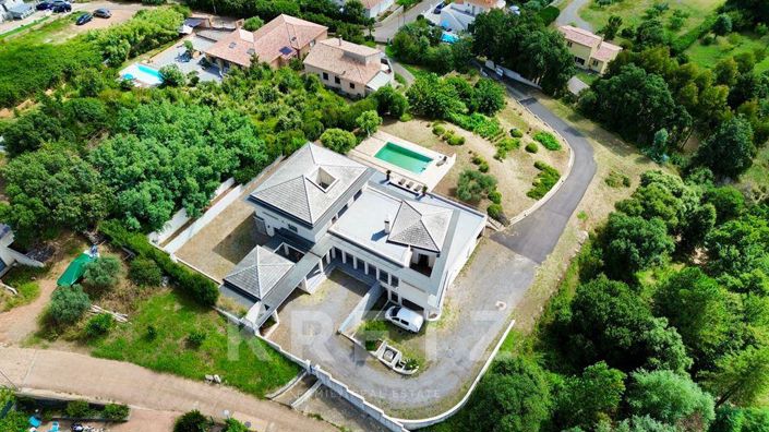 Image No.10-3 Bed House for sale