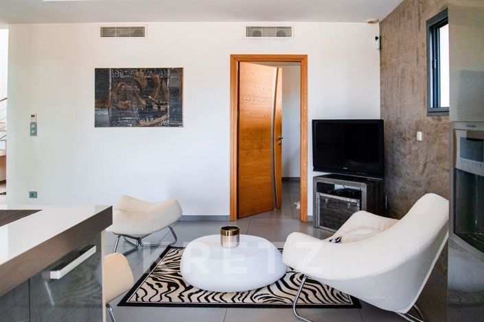 Image No.9-3 Bed House for sale