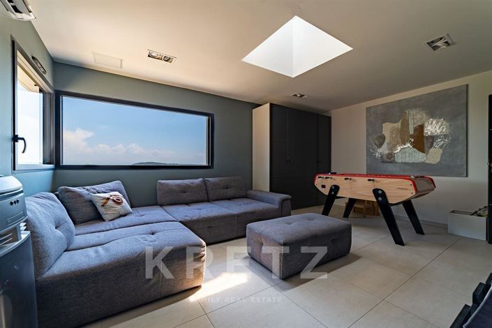 Image No.15-6 Bed House for sale