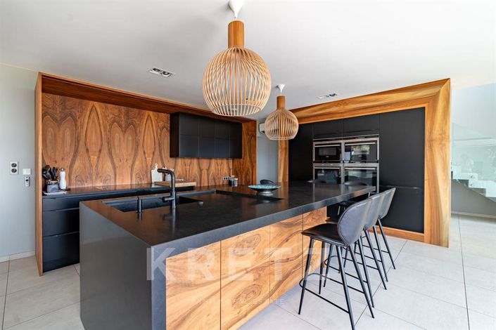 Image No.9-6 Bed House for sale