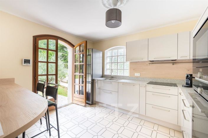 Image No.8-5 Bed House for sale