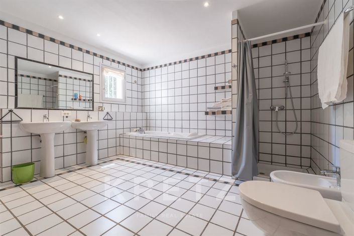 Image No.14-6 Bed House for sale