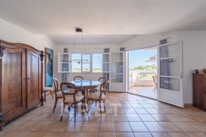 Image No.8-6 Bed House for sale