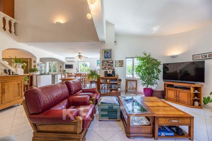 Image No.8-5 Bed House for sale