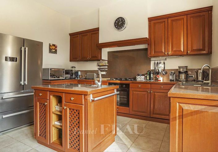 Image No.9-5 Bed House for sale