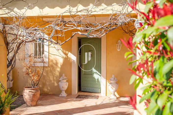 Image No.10-3 Bed House for sale