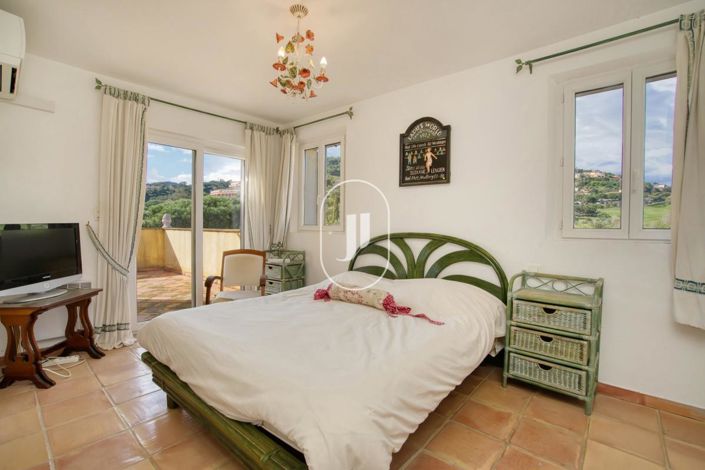 Image No.6-3 Bed House for sale