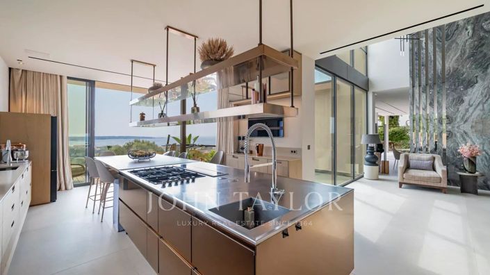 Image No.12-5 Bed House for sale