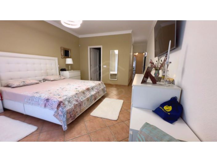 Image No.25-4 Bed House for sale