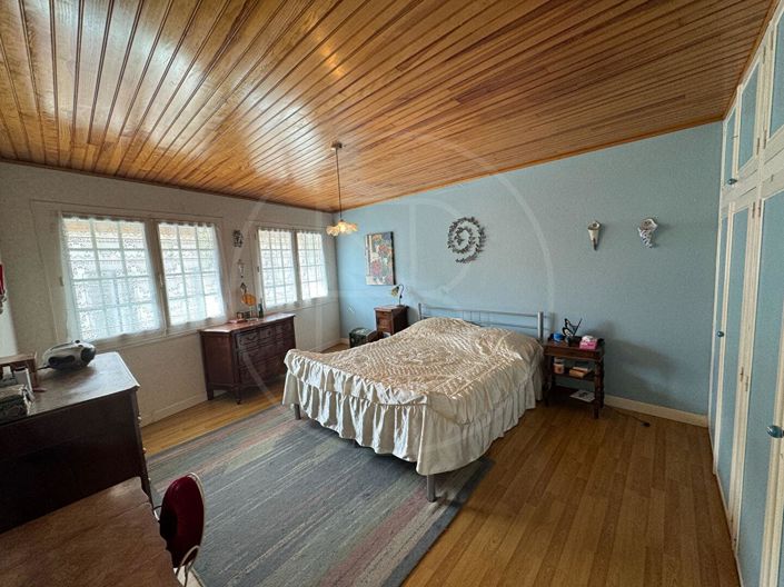 Image No.9-6 Bed House for sale