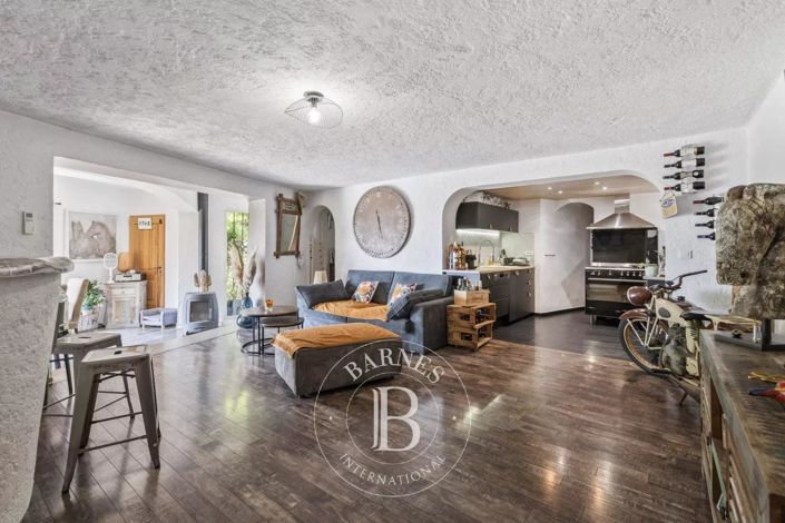 Image No.8-6 Bed House for sale